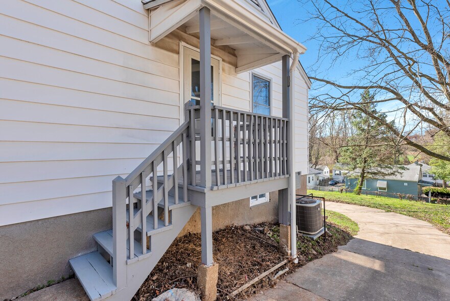 Building Photo - 7120 Roslyn Dr
