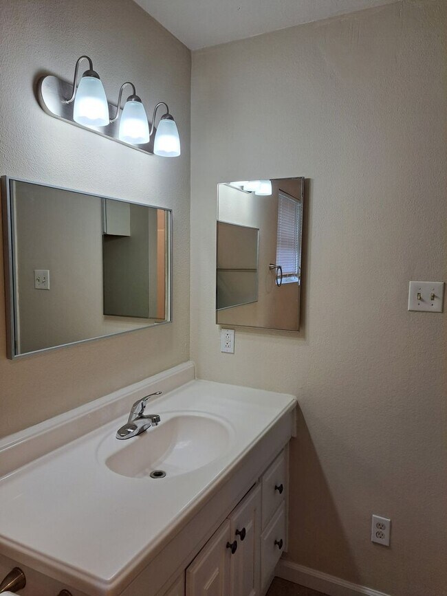 Building Photo - 1835 Carmona Ave