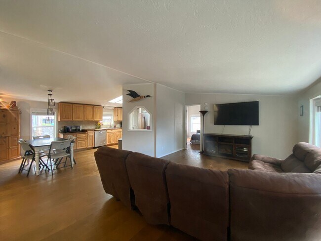 Building Photo - Deer Lake-3 bedroom, 2 bath house for rent!!