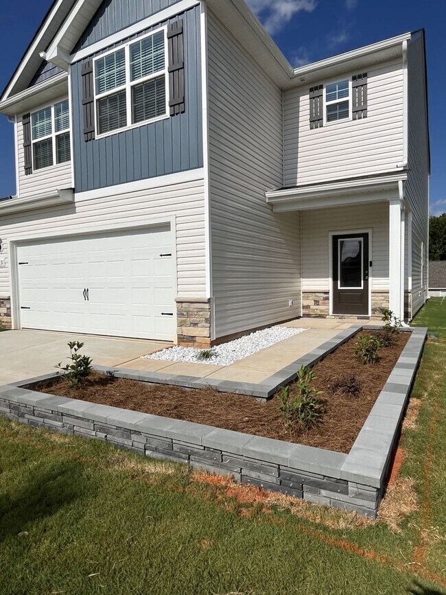 Building Photo - Newer 3 Bed House in East Charlotte