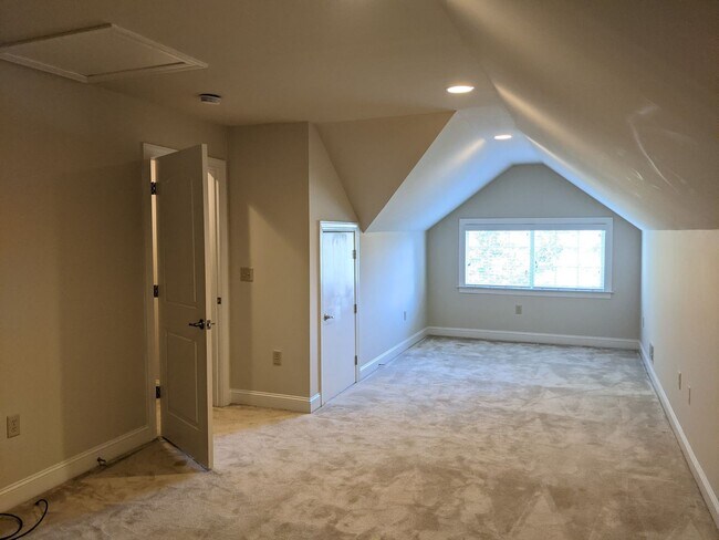 Building Photo - 3 Bedroom End Unit with Garage!