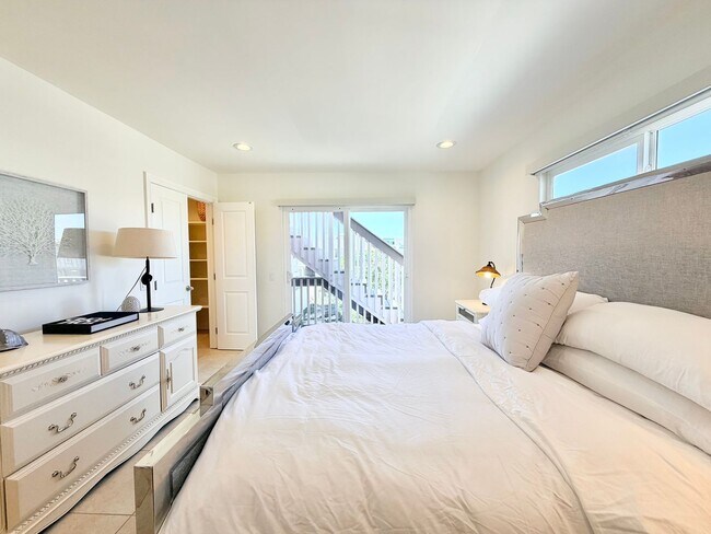 Building Photo - 3953 Sunset Ln