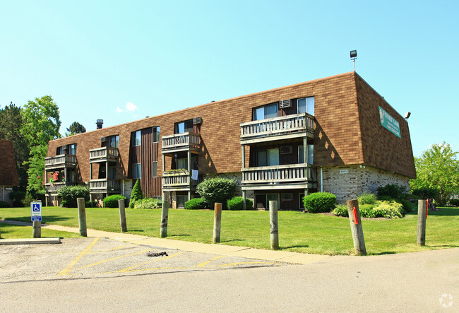 Building Photo - Foxes' Lair Apartments