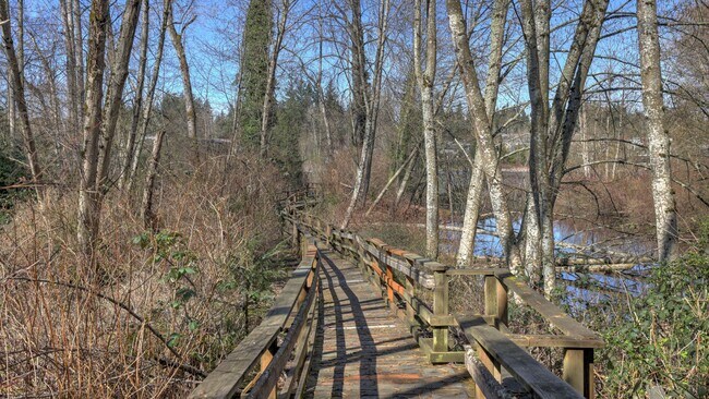 Building Photo - Updated Kirkland Townhome in Lochshire Condominiums with Premium Amenities- Available NOW