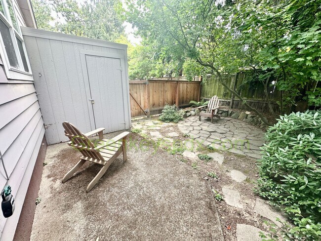 Building Photo - Cute Fully Furnished 1-Bedroom Unit in a T...
