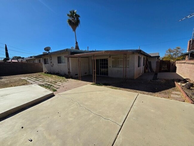 Building Photo - Newly available