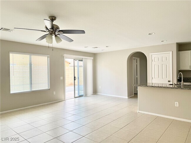 Building Photo - 712 E Caballo Hills Ave