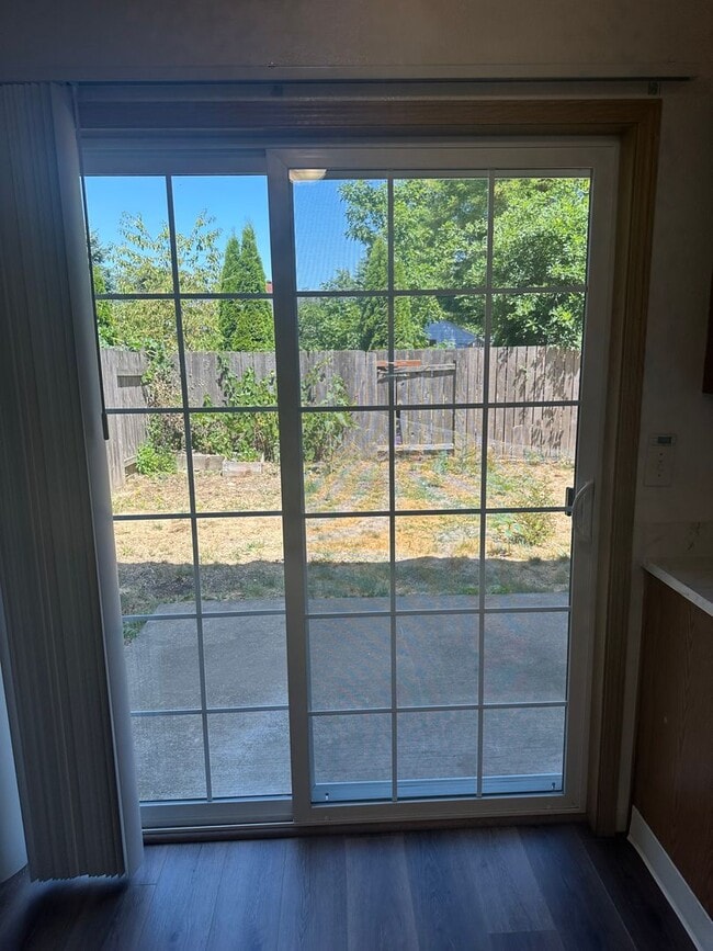 Building Photo - Freshly updated 3 bedroom 2 bathroom duple...