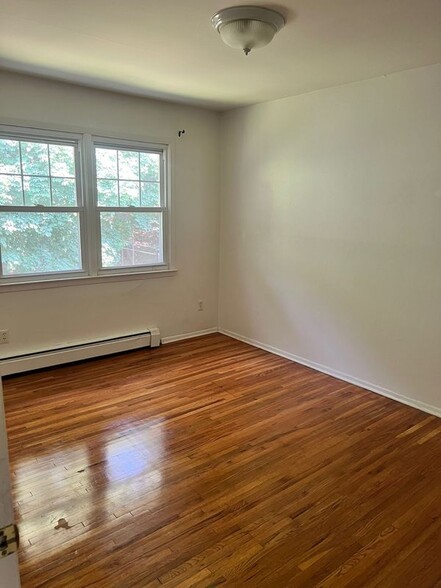 Building Photo - 23 Doxbury Ln