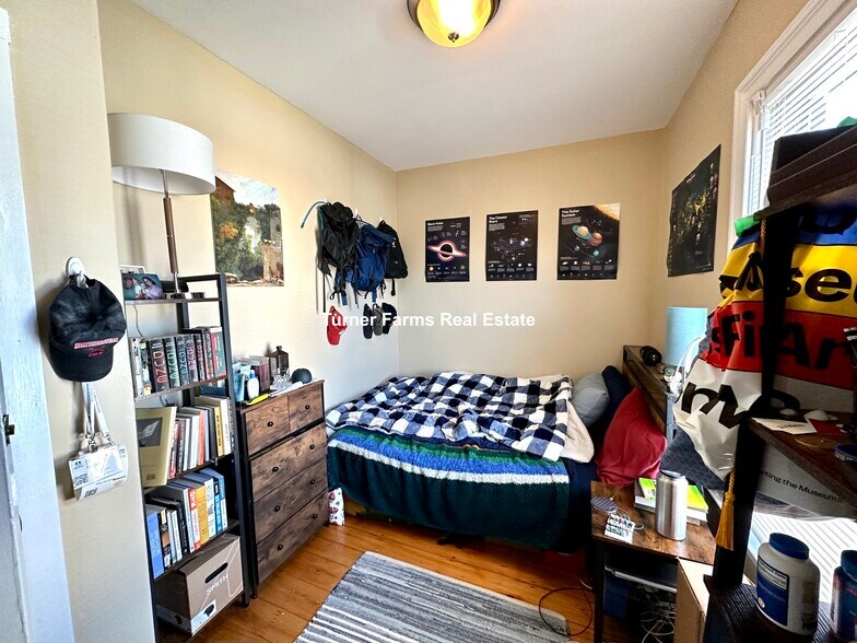 Building Photo - 44 Hillside St