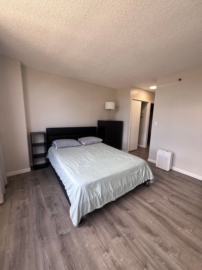 Building Photo - 2 Bedroom, 2 Bath, 2 Parking, AC at Iolani Court Plaza