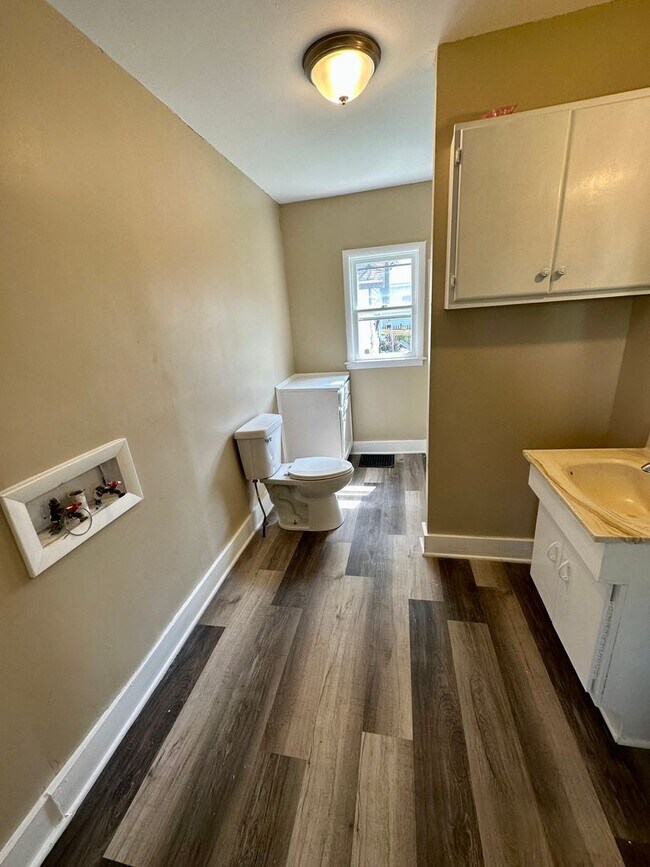 Building Photo - 2 Bedroom,  Close to Park