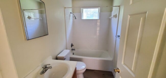 Building Photo - 3 Bedroom 1 Bathroom House