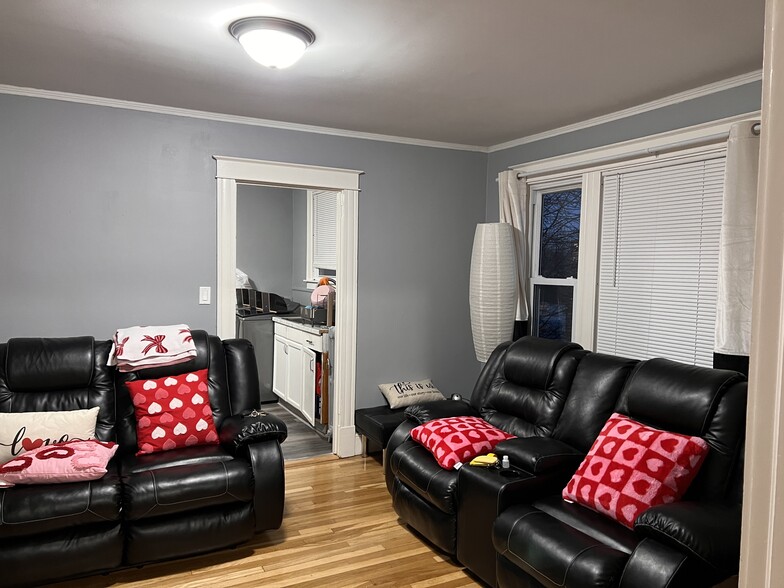 Building Photo - 118 Divinity St