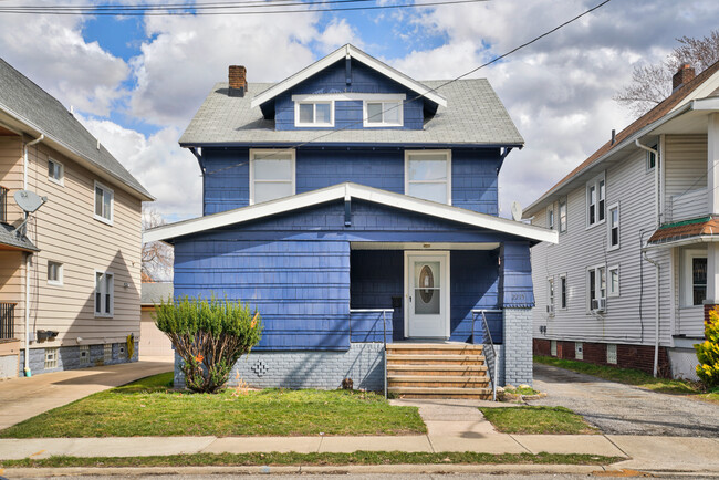 Primary Photo - 2215 W 105th St