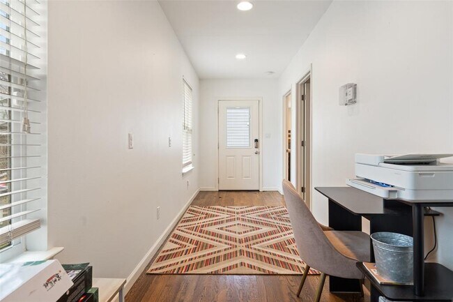 Building Photo - 3504 Speedway