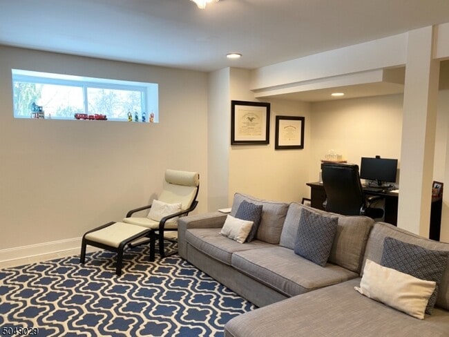 Building Photo - 4 Cummington Ln