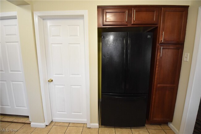 Building Photo - 583 Victoria Ave