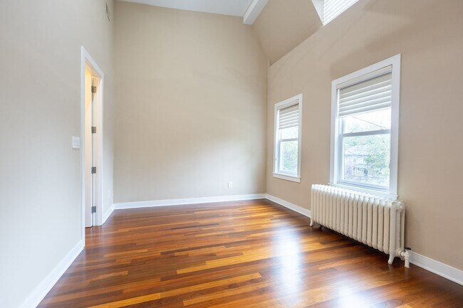 Building Photo - Beautiful 4 BR/3.5 BA Townhome in Cathedra...