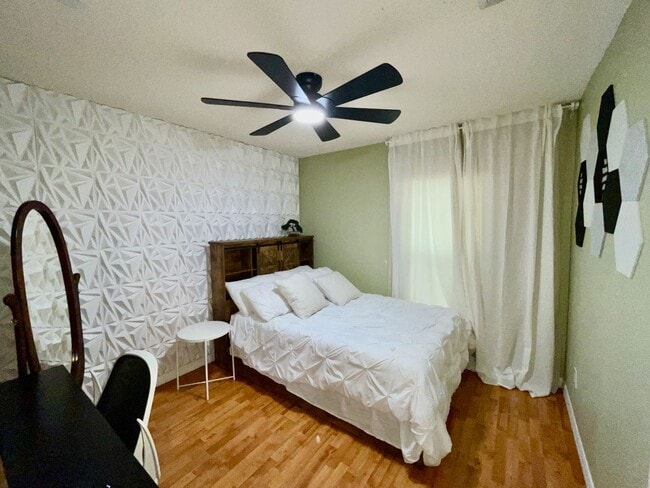 Building Photo - Modern 4-Bed, 2-Bath Solar-Powered Home Near UCF
