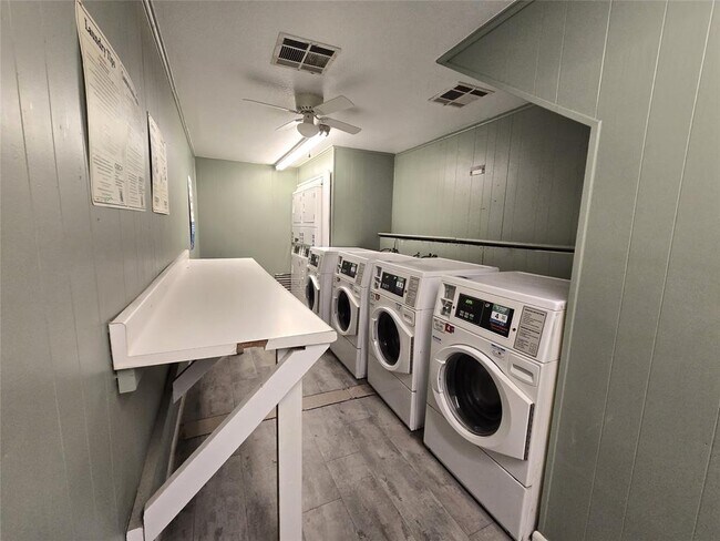 Building Photo - 2600 Penny Ln