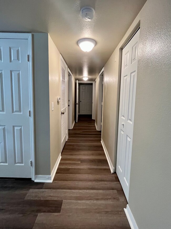 Building Photo - 3/2 unit becoming available June 1st for an annual lease