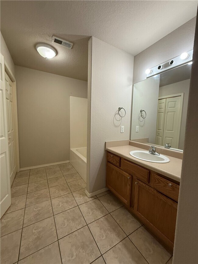 Building Photo - 662 Appleridge Dr