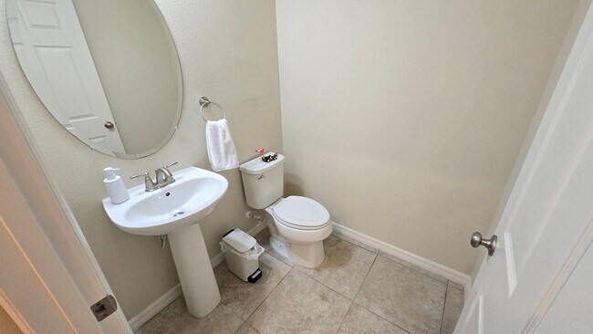 Building Photo - Beautiful 4 Bed / 3.5 Bath Home ~ Available April 1st!