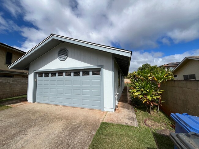 Building Photo - Mililani Town - 2 bedrooms, 1 bathroom hom...