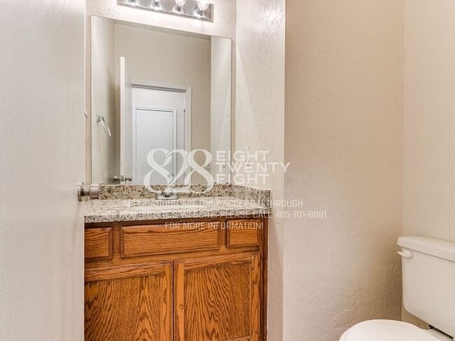 Building Photo - *AVAILABLE NOW!* Spacious 3 Bed/2.5 Bath Duplex Townhome Available in Norman!