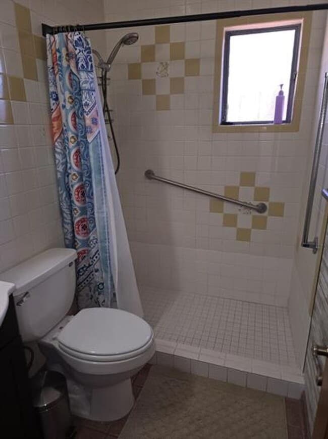 Building Photo - Spacious 3 bedroom/ 2 bath home with R/V parking