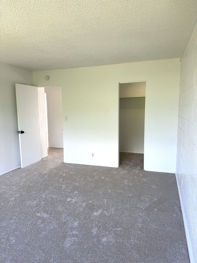 Building Photo - Koko Isle Circle - 3 bedroom, 2 full bath, 1 half bath with two car carport