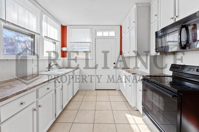 Building Photo - 3325 Victor Pl