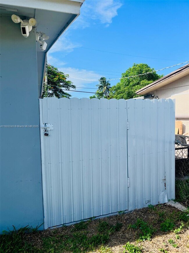 Building Photo - 6839 SW 21st St