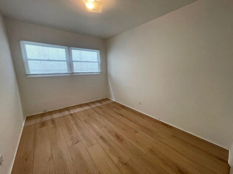 Building Photo - 622 Loma Dr