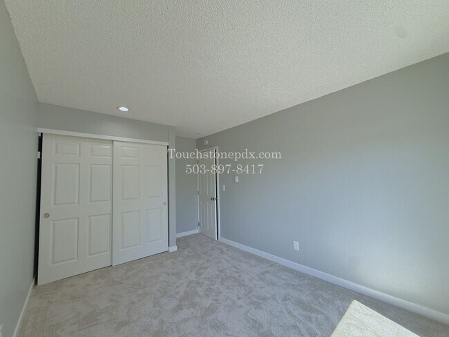Building Photo - Bright East Portland 3 Bed Apartment Home with Two-Level Layout and Assigned Parking