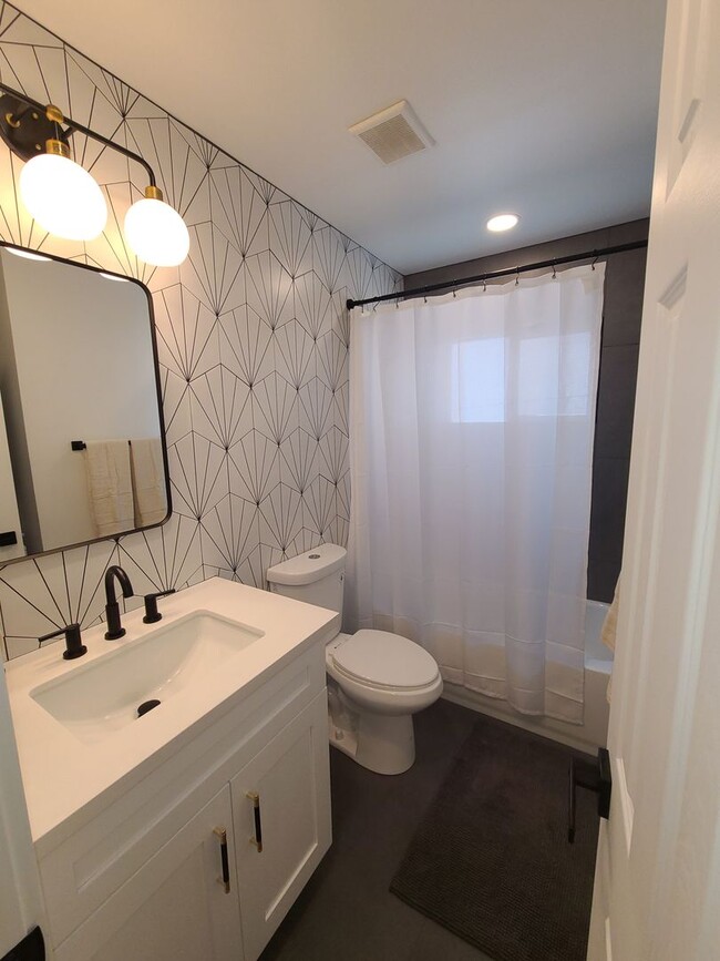 Building Photo - Newly remodeled and fully "furnished" 1 be...