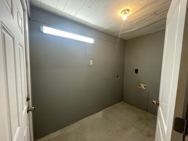 Building Photo - 210 Jerry Rd