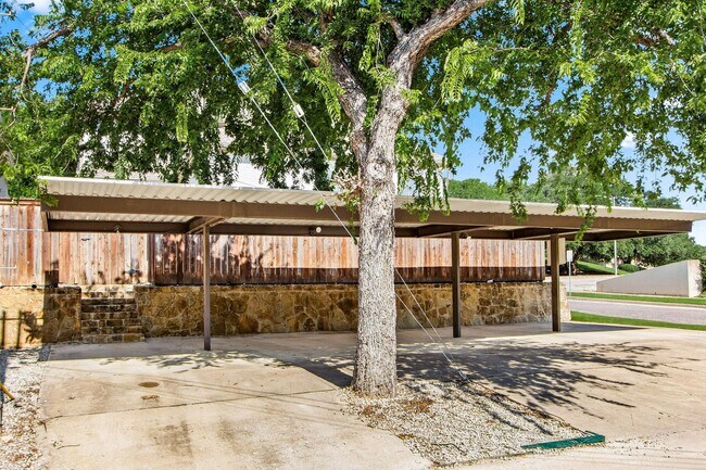 Building Photo - * MOVE IN SUMMER 07/03/2027 * 6 Bed 4 Bath Home, Walk to TCU Light Housekeeping Included