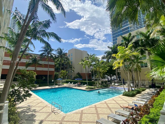 Building Photo - 2000 N Bayshore Dr