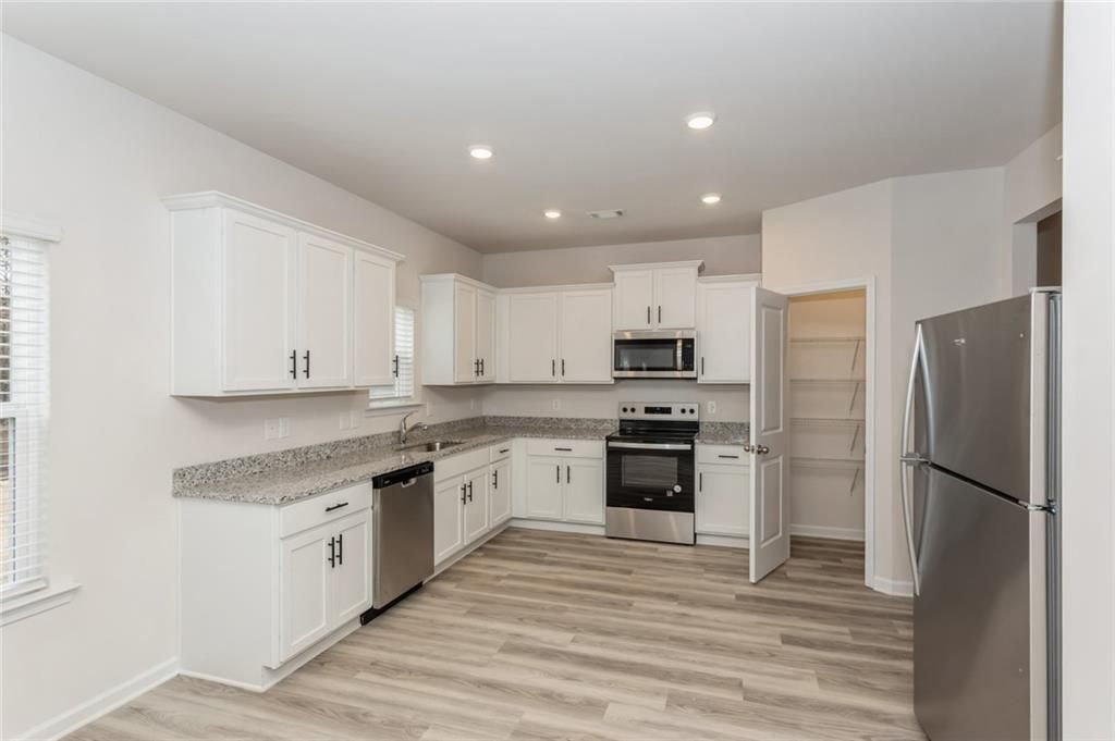 Building Photo - 668 Mackenzie Cv