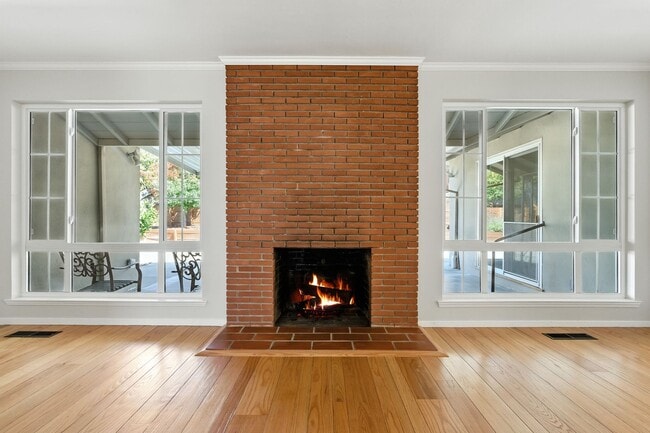 Building Photo - Spacious 2BD/2BA Home with Bonus Huge Room...