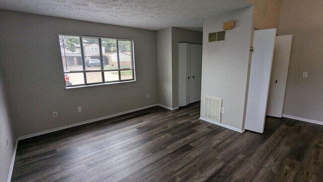 Building Photo - 801 Kerns Dr NE