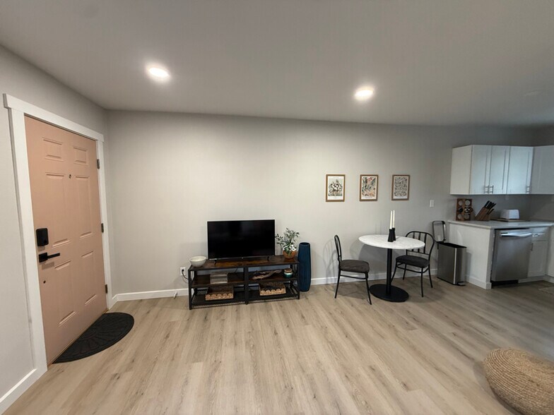 Building Photo - 3013 W Lakeside Dr