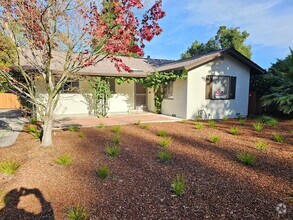 Building Photo - Charming 3 Bed 1.5 bath home in beautiful ...