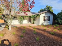 Building Photo - Charming 3 Bed 1.5 bath home in beautiful ...