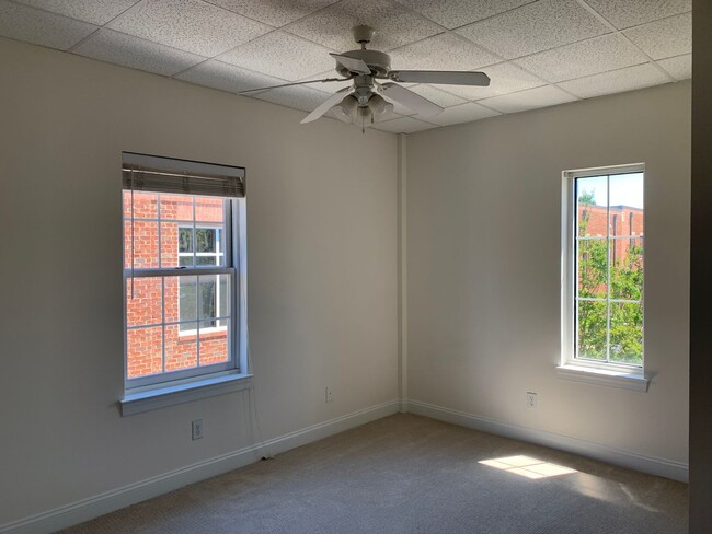 Building Photo - Wyndhurst Neighborhood-2nd floor unit