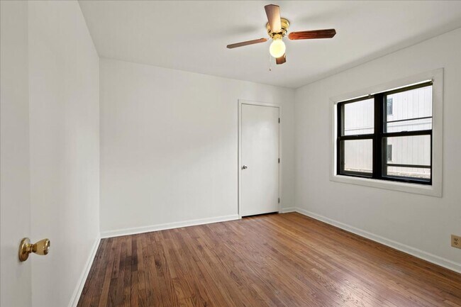 Building Photo - 306-306 E 19th St
