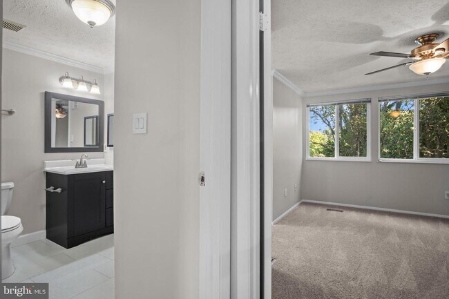 Building Photo - Conveniently Located Townhouse with Versatile Living Spaces