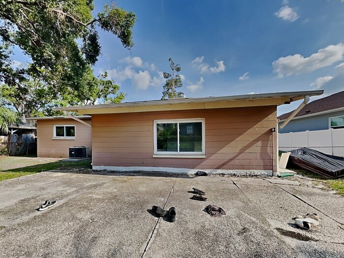 Building Photo - 905 Alicia Ave
